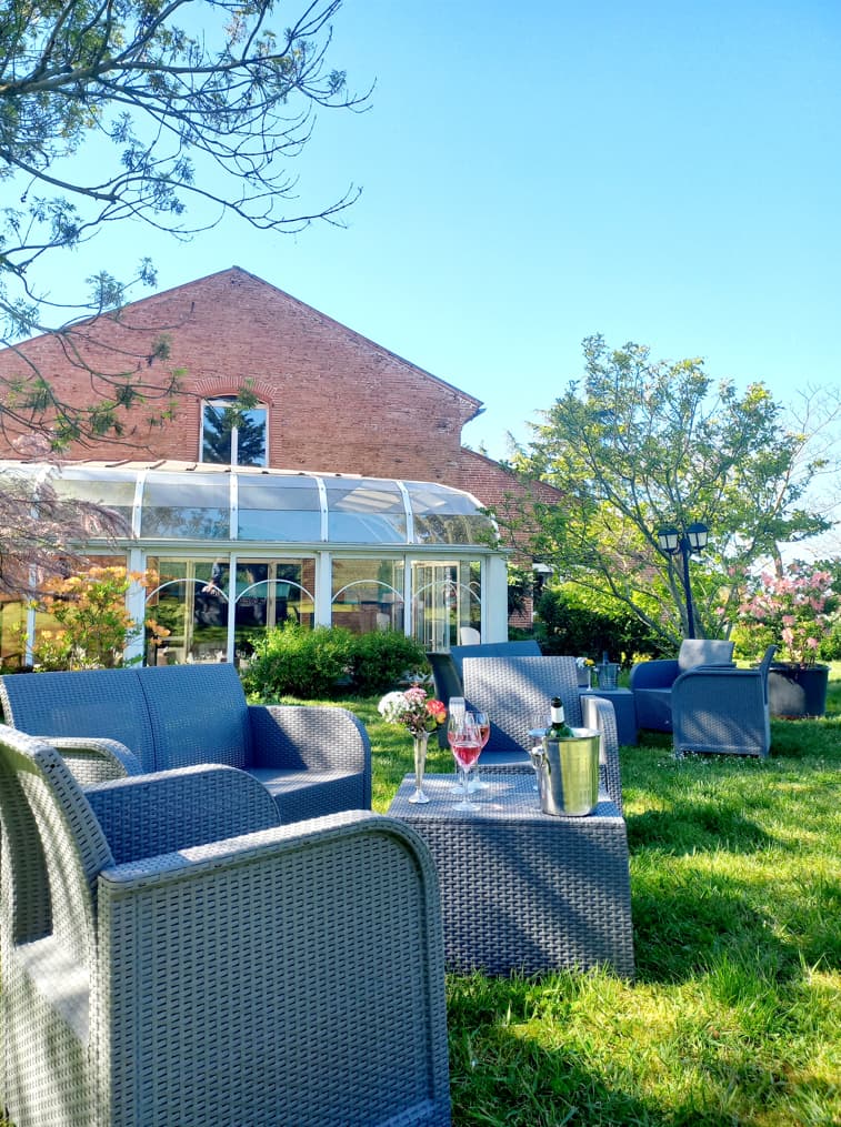 apéritif servi dans le jardin côté veranda